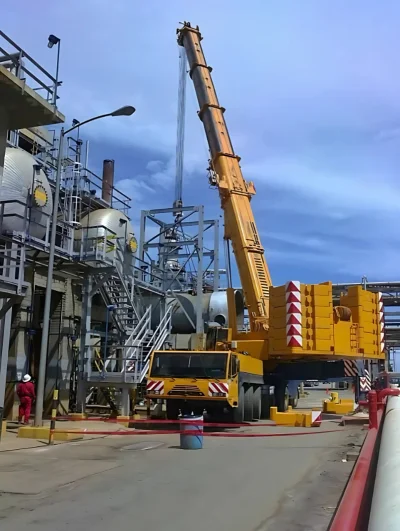 Grúa de 500 toneladas en instalación industrial