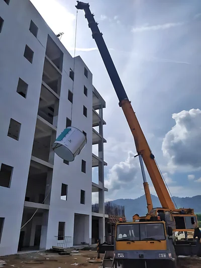 Grúa de 130 toneladas en construcción