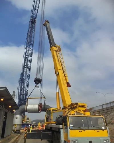 Grúas de 600 y 130 toneladas trabajando juntas