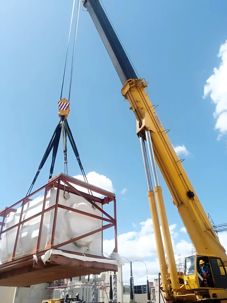 Grúa móvil de 130 toneladas en operación industrial