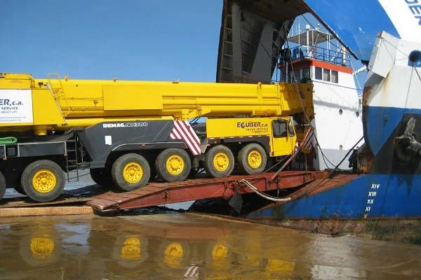 Movilización de grúas para izamiento portuario, grúa amarilla en barco/puerto