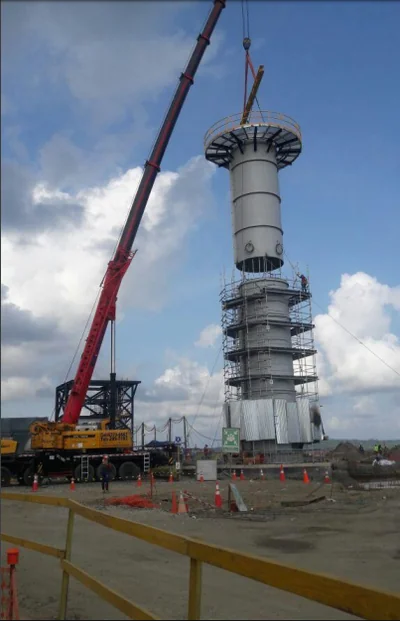 Grúa roja de 200 toneladas trabajando en torre/estructura en Petromonagas