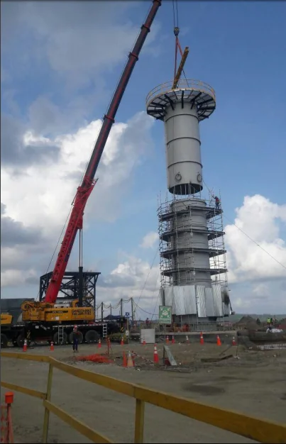 Grúa roja de 200 toneladas trabajando en torre/estructura en Petromonagas