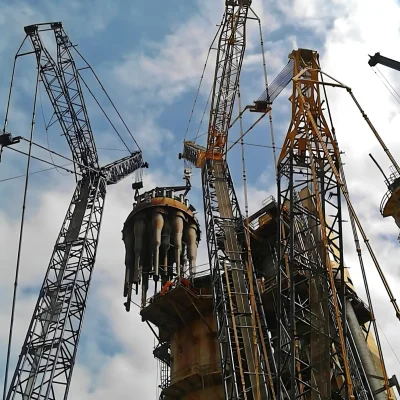 Múltiples grúas en proyecto complejo