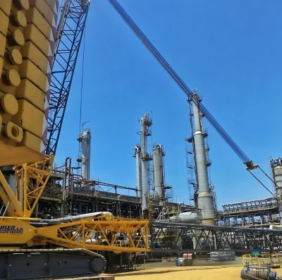 Grúa de 600 toneladas en refinería